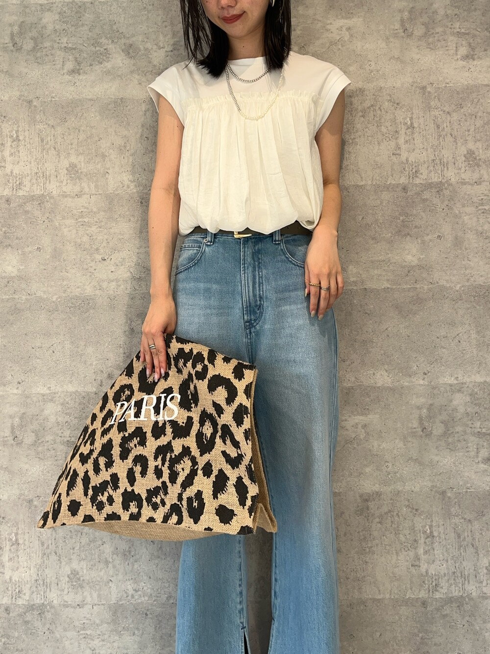 ホワイト系のTシャツ/カットソー、その他のトートバッグ、ブルー系のデニムパンツを着用したレディースの夏コーディネートの6枚目の写真