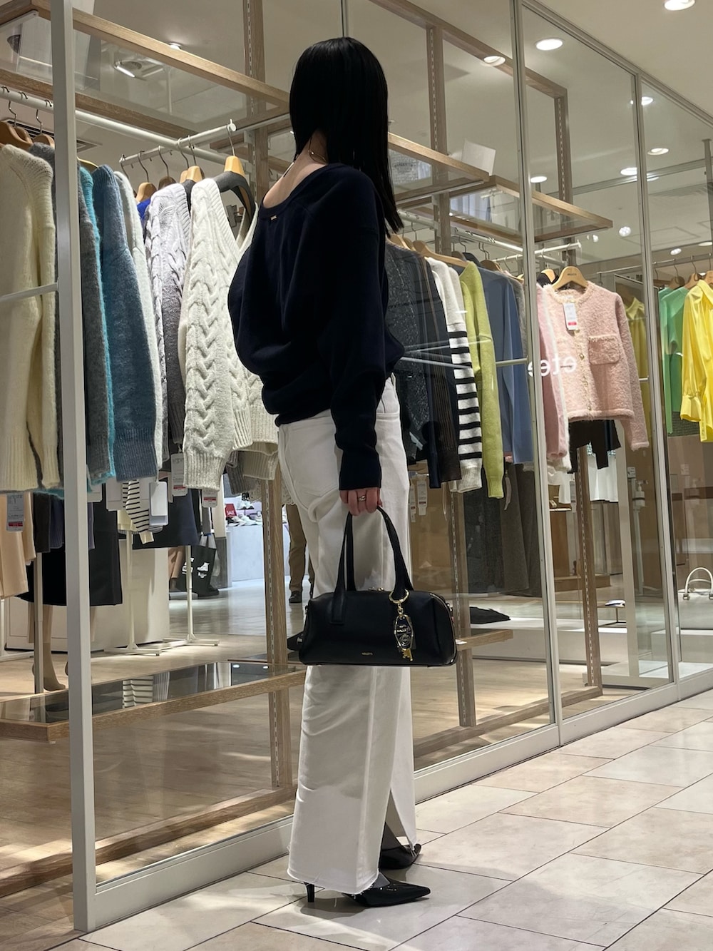 「大人コーデ、休日スタイル、オトナ女子、パンツコーデ、ニットコーデ、高身長女子、大人カジュアル、大人女子、きれいめカジュアル、キレイめ、カーディガン、デニム、ノーリーズ、オトナカジュアル、オトナカワイイ」｜「NOLLEY’Sの【grace grace/グラスグラス】チェーンレイヤードチョーカー（チョーカー、ゴールド系）」を使った、RINAさん（レディース・169cm）の冬コーディネートの5枚目の写真