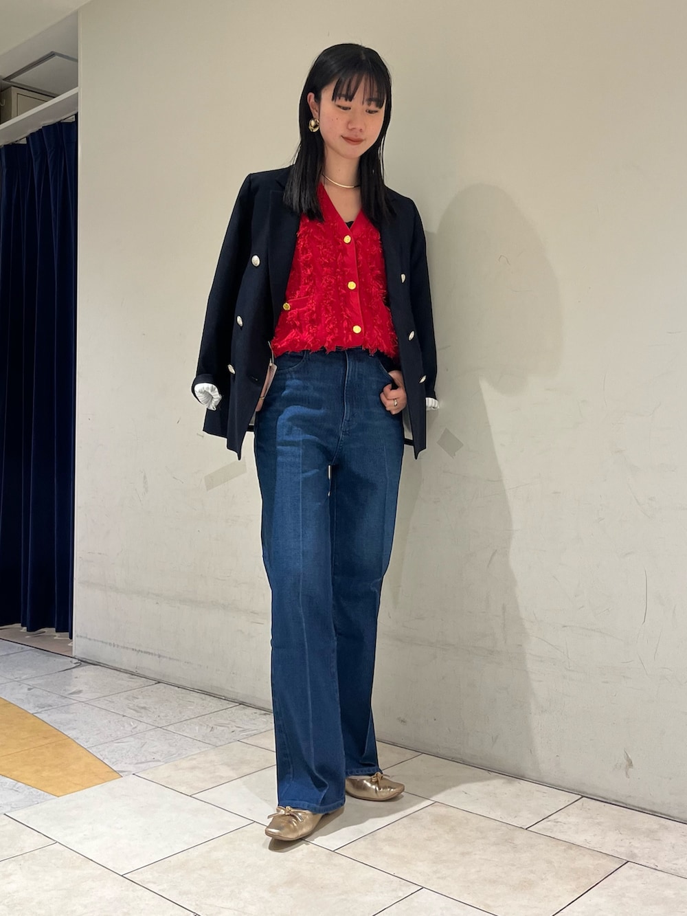 「パンツスタイル、休日スタイル、春服、オトナカジュアル、オトナ女子、きれいめカジュアル、キレイめ、ジャケット、紺ブレ、デニム、デニムパンツ、ノーリーズ、高身長女子、高身長コーデ」｜「NOLLEY’Sのブッチャーダブルジャケット（テーラードジャケット、ブルー系）」を使った、RINAさん（レディース・169cm）の冬コーディネートの6枚目の写真