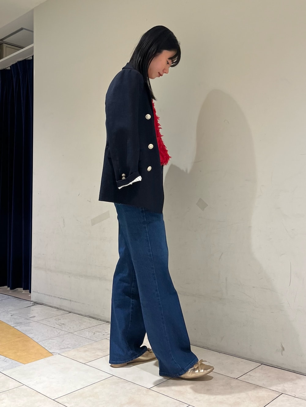 「パンツスタイル、休日スタイル、春服、オトナカジュアル、オトナ女子、きれいめカジュアル、キレイめ、ジャケット、紺ブレ、デニム、デニムパンツ、ノーリーズ、高身長女子、高身長コーデ」｜「NOLLEY’Sのブッチャーダブルジャケット（テーラードジャケット、ブルー系）」を使った、RINAさん（レディース・169cm）の冬コーディネートの5枚目の写真