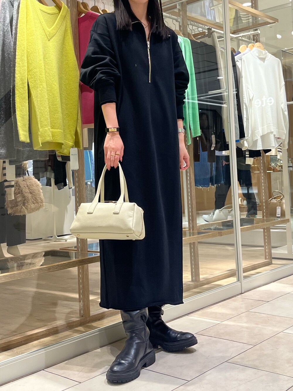 「ハーフジップ、カジュアルスタイル、ゆるコーデ、シンプル、ラクチンコーデ、高身長女子、シンプルスタイル、きれいめカジュアル、カジュアル、カジュアルコーデ、大人カジュアル、オトナカジュアル、ノーリーズ、セカンドノーリーズ、ワンピース」｜「NOLLEY’Sの【grace grace/グラスグラス】ペスカフックロープチェーンネックレス（ネックレス、ゴールド系）」を使った、RINAさん（レディース・169cm）の冬コーディネートの5枚目の写真