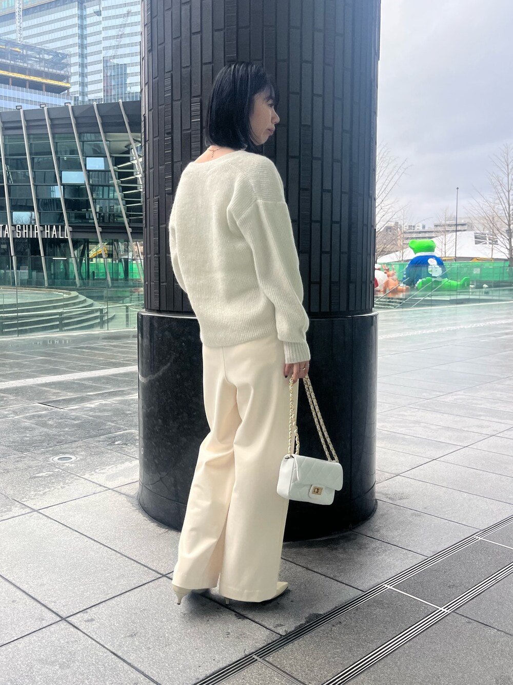 ホワイト系のパンプス、ホワイト系のショルダーバッグ、ホワイト系のその他パンツを着用したレディースの冬コーディネートの4枚目の写真