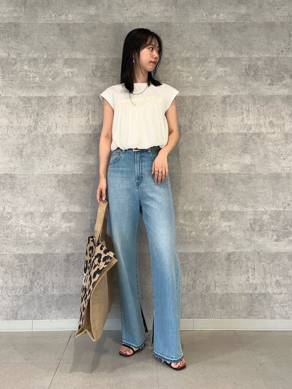 ホワイト系のTシャツ/カットソー、その他のトートバッグ、ブルー系のデニムパンツを着用したレディースの夏コーディネートの2枚目の写真