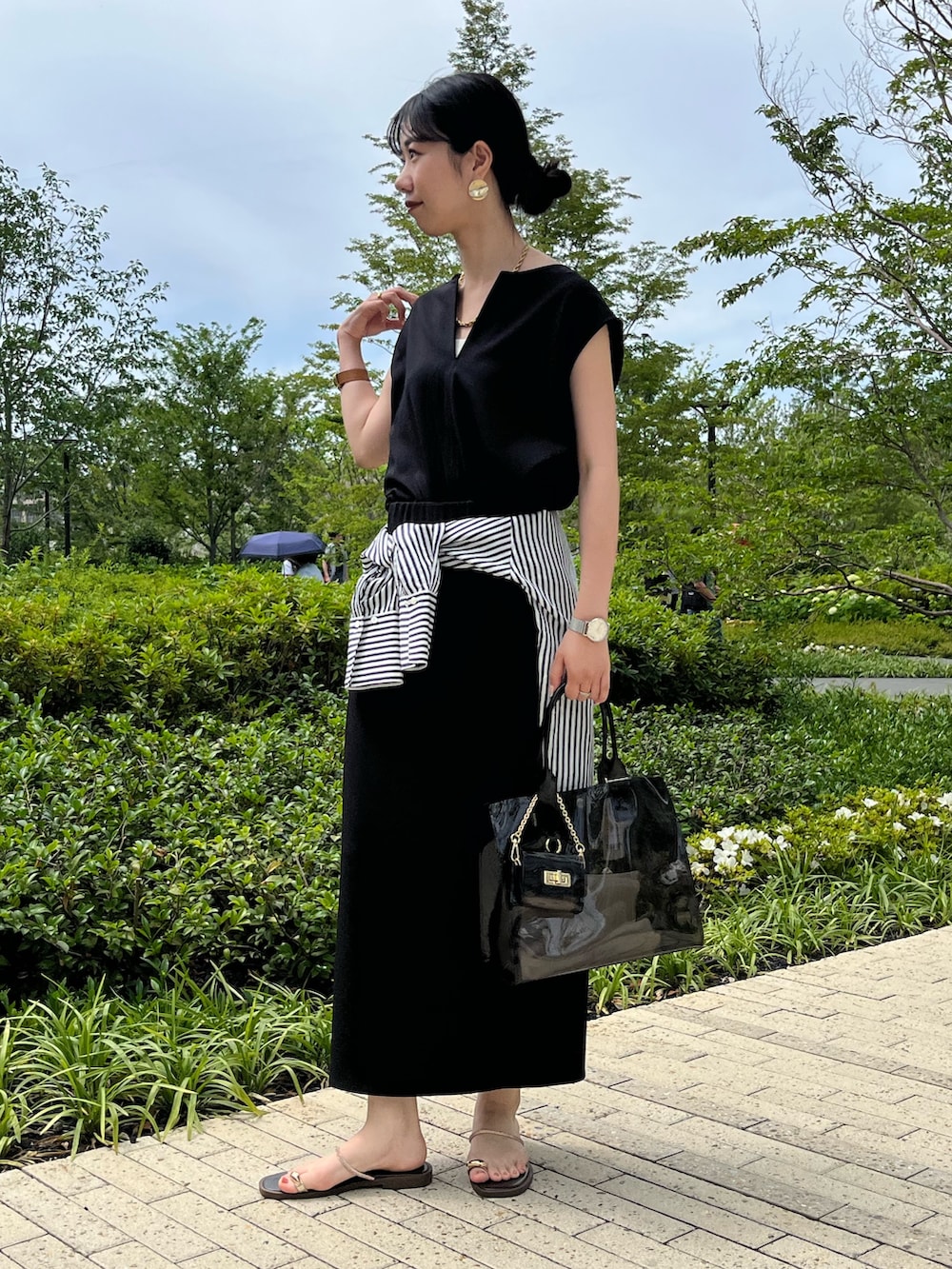 「大人カジュアル、大人コーデ、大人女子、きれいめカジュアル、キレイめ、夏、夏コーデ、ノーリーズ、ノーリーズソフィー、カジュアル、カジュアルコーデ、モノトーン、モノトーンコーデ、シャツスタイル」｜「NOLLEY’S Sophiの《セットアップ対応》マルチファンクションキーネックプルオーバーカットソー（Tシャツ/カットソー、ブラック系）」を使った、RINAさん（レディース・169cm）の夏コーディネートの2枚目の写真