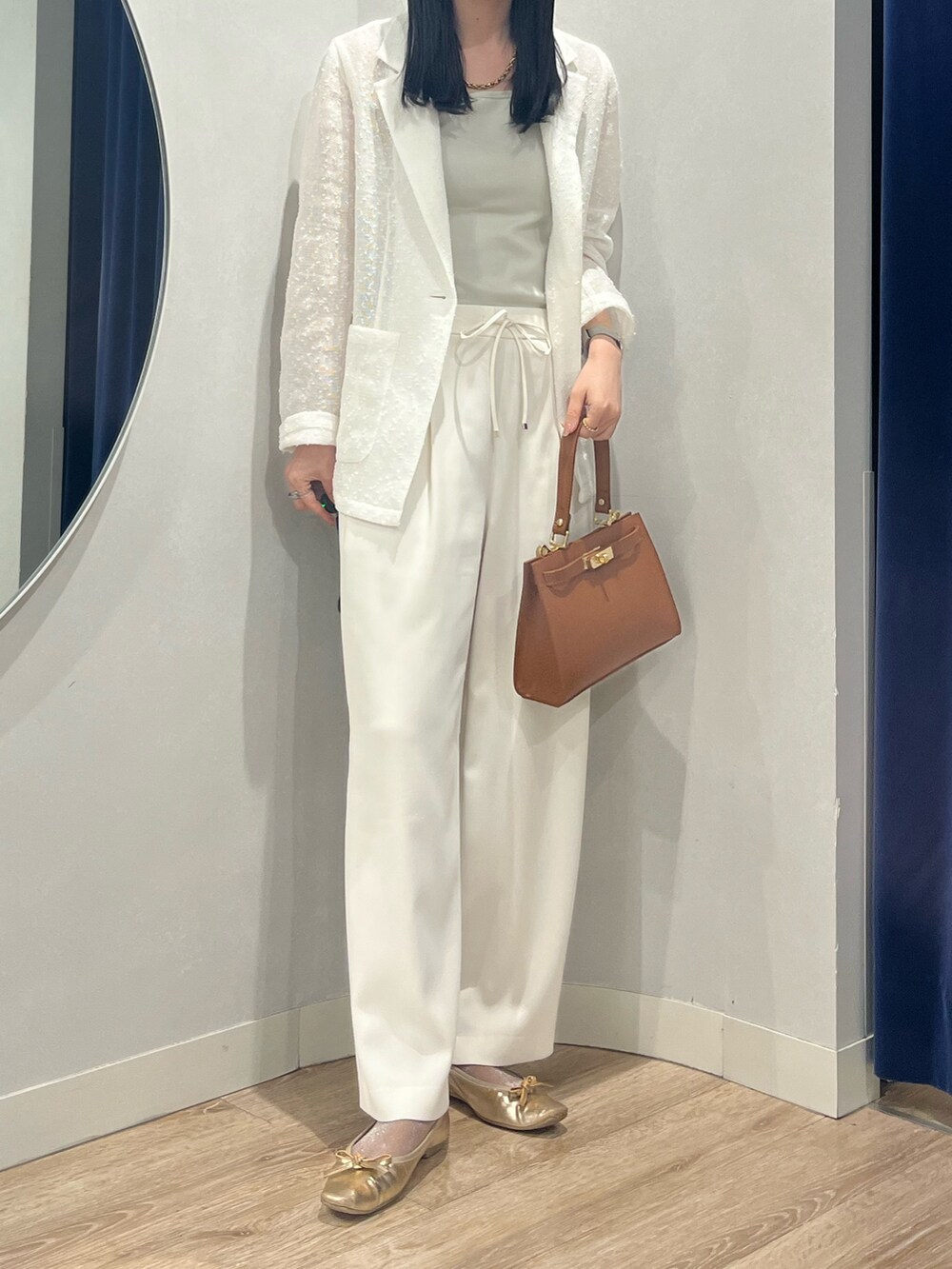 ホワイト系のその他パンツ、イエロー系のショルダーバッグ、ホワイト系のテーラードジャケットを着用したレディースの春コーディネートの2枚目の写真