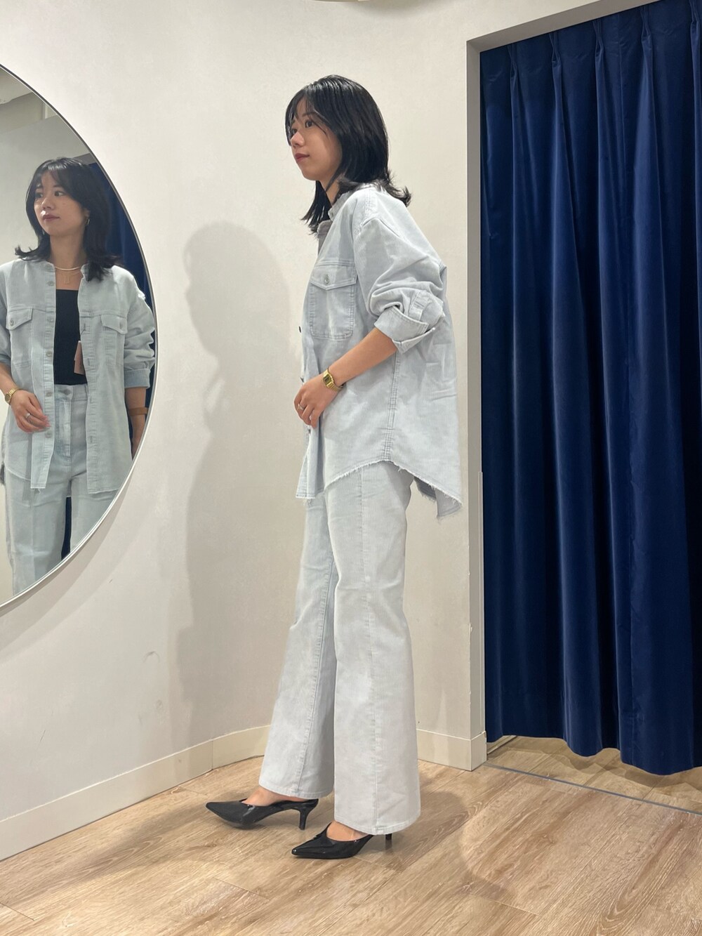 ブルー系のシャツ/ブラウス、ブルー系のデニムパンツを着用したレディースの秋コーディネートの3枚目の写真