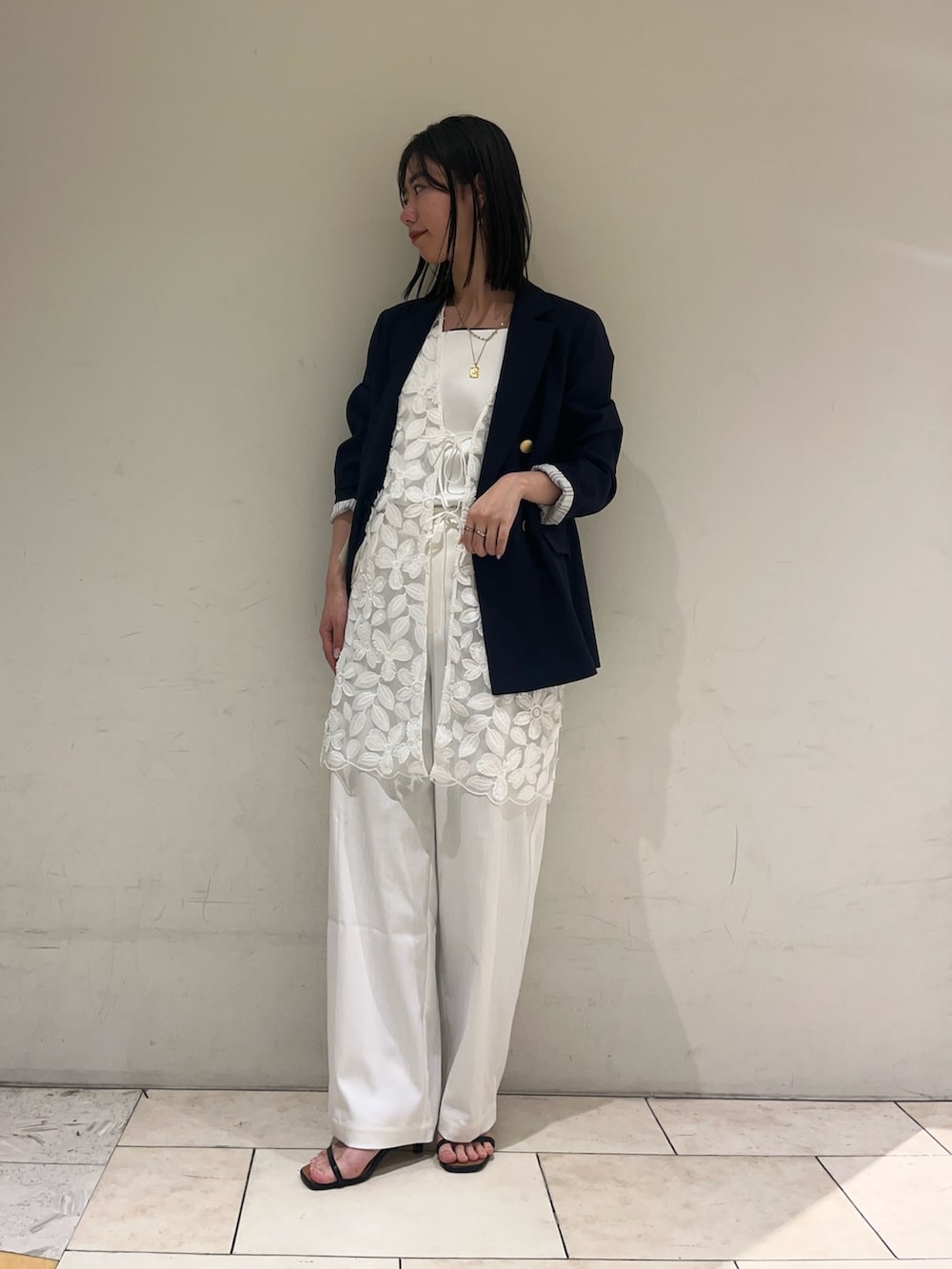 ホワイト系のチノパンツ、ホワイト系のシャツ/ブラウス、ブルー系のテーラードジャケットを着用したレディースの冬コーディネートの7枚目の写真