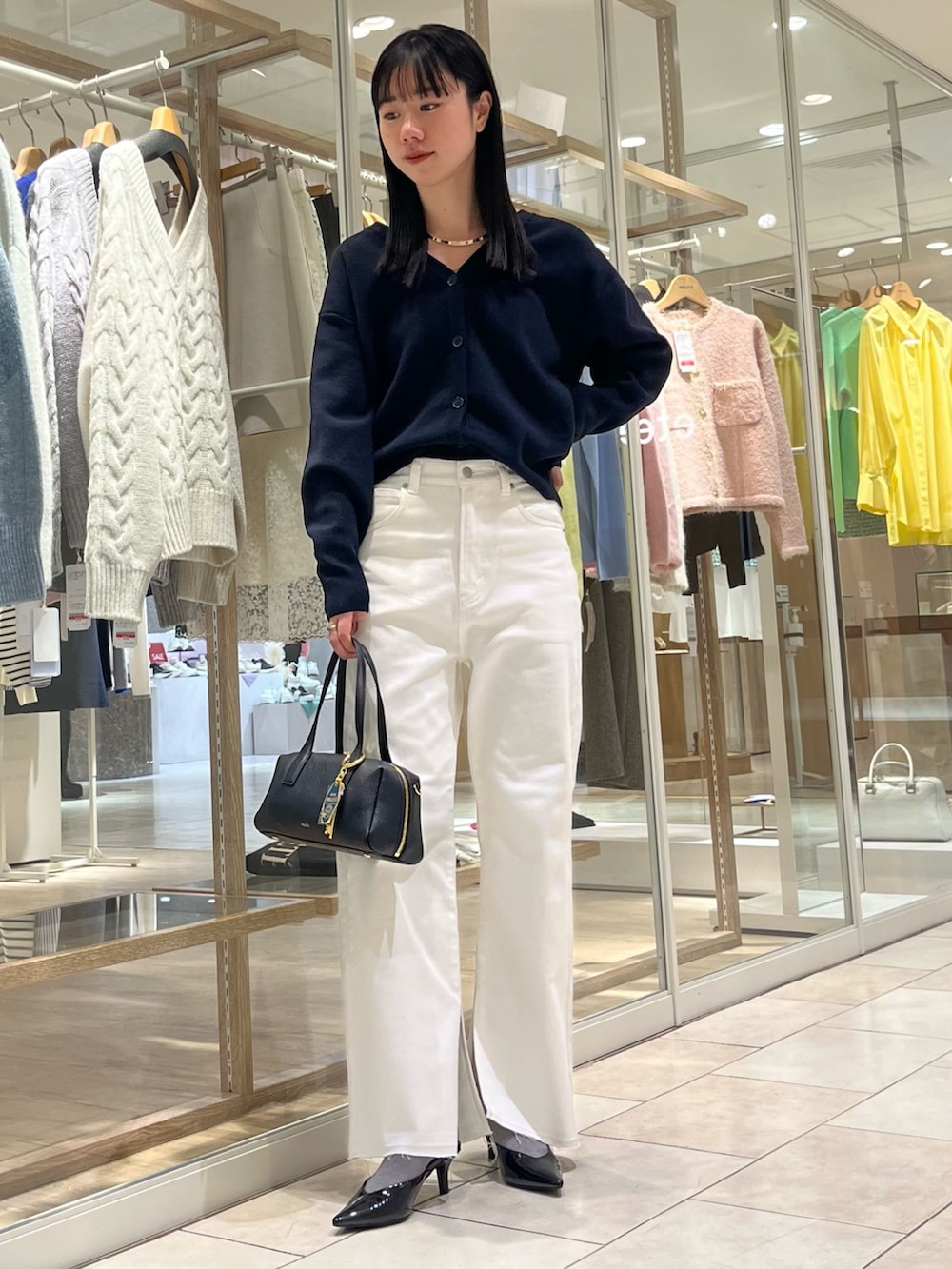 「大人コーデ、休日スタイル、オトナ女子、パンツコーデ、ニットコーデ、高身長女子、大人カジュアル、大人女子、きれいめカジュアル、キレイめ、カーディガン、デニム、ノーリーズ、オトナカジュアル、オトナカワイイ」｜「NOLLEY’Sの【grace grace/グラスグラス】チェーンレイヤードチョーカー（チョーカー、ゴールド系）」を使った、RINAさん（レディース・169cm）の冬コーディネートの2枚目の写真