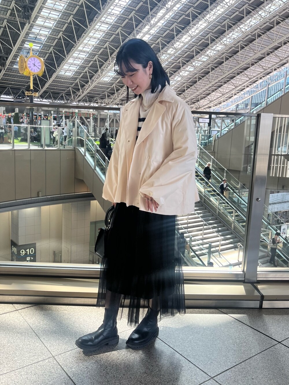 ホワイト系のブルゾン、ブルー系のニット/セーター、ブラック系のスカートを着用したレディースの秋コーディネートの7枚目の写真