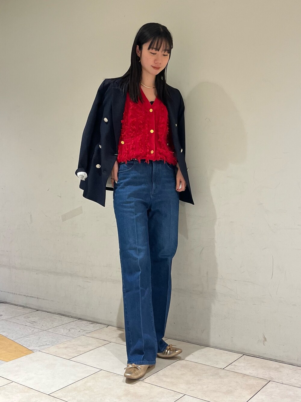 「パンツスタイル、休日スタイル、春服、オトナカジュアル、オトナ女子、きれいめカジュアル、キレイめ、ジャケット、紺ブレ、デニム、デニムパンツ、ノーリーズ、高身長女子、高身長コーデ」｜「NOLLEY’Sのブッチャーダブルジャケット（テーラードジャケット、ブルー系）」を使った、RINAさん（レディース・169cm）の冬コーディネートの3枚目の写真