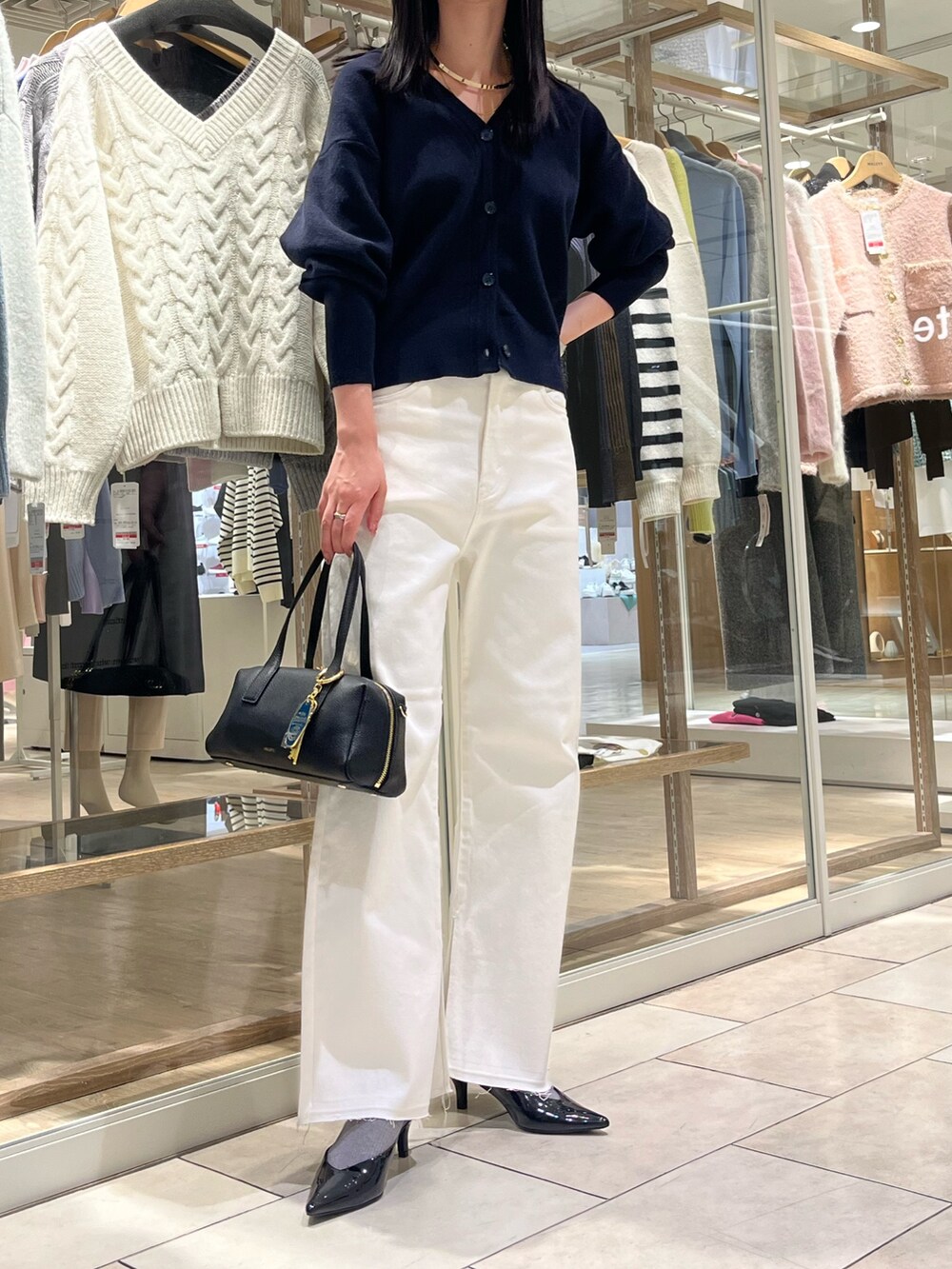 「大人コーデ、休日スタイル、オトナ女子、パンツコーデ、ニットコーデ、高身長女子、大人カジュアル、大人女子、きれいめカジュアル、キレイめ、カーディガン、デニム、ノーリーズ、オトナカジュアル、オトナカワイイ」｜「NOLLEY’Sの【grace grace/グラスグラス】チェーンレイヤードチョーカー（チョーカー、ゴールド系）」を使った、RINAさん（レディース・169cm）の冬コーディネートの3枚目の写真