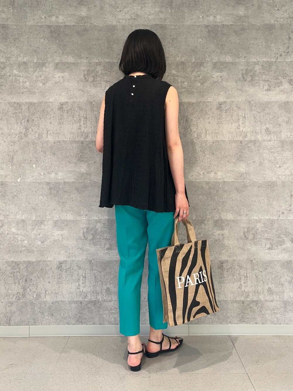 ブラック系のシャツ/ブラウス、グリーン系のその他パンツ、その他のトートバッグを着用したレディースの春コーディネートの4枚目の写真