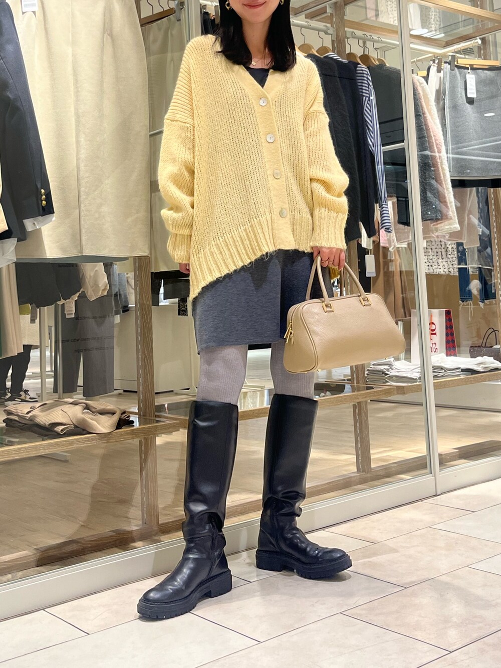 「冬コーデ、おでかけコーデ、オトナカジュアル、大人女子、ラフコーデ、着回しコーデ、カラーコーデ、イエロー、ノーリーズ、高身長女子、高身長コーデ、ミニスカート、カーディガン、カジュアルコーデ、大人カジュアル」｜「NOLLEY’Sのボストンバッグ（ショルダーバッグ、ベージュ系）」を使った、RINAさん（レディース・169cm）の冬コーディネートの6枚目の写真