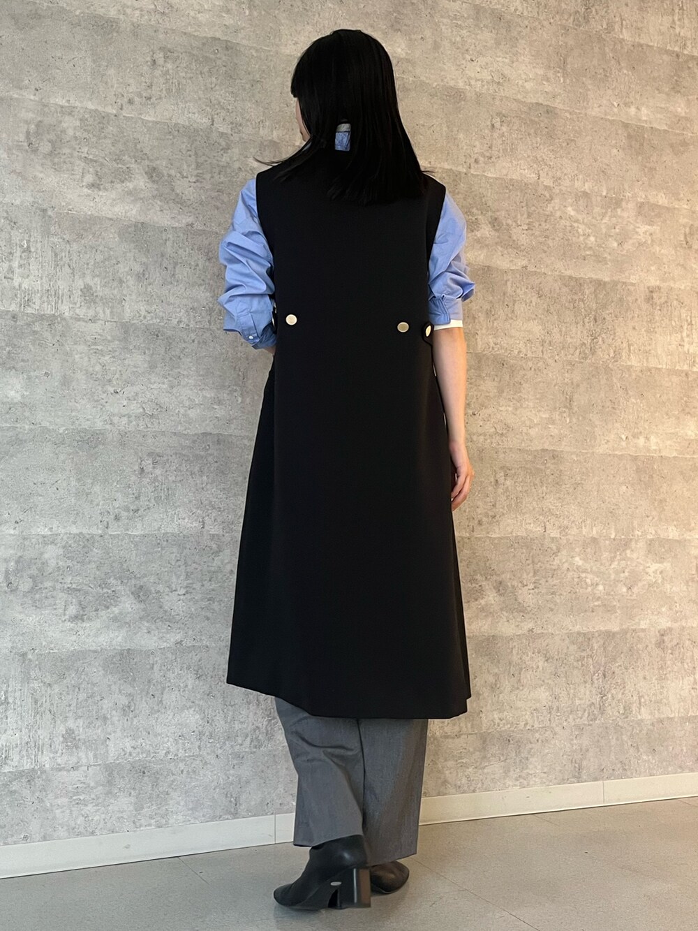 ホワイト系のニット/セーター、ブルー系のシャツ/ブラウス、グレー系のその他パンツを着用したレディースの秋コーディネートの5枚目の写真