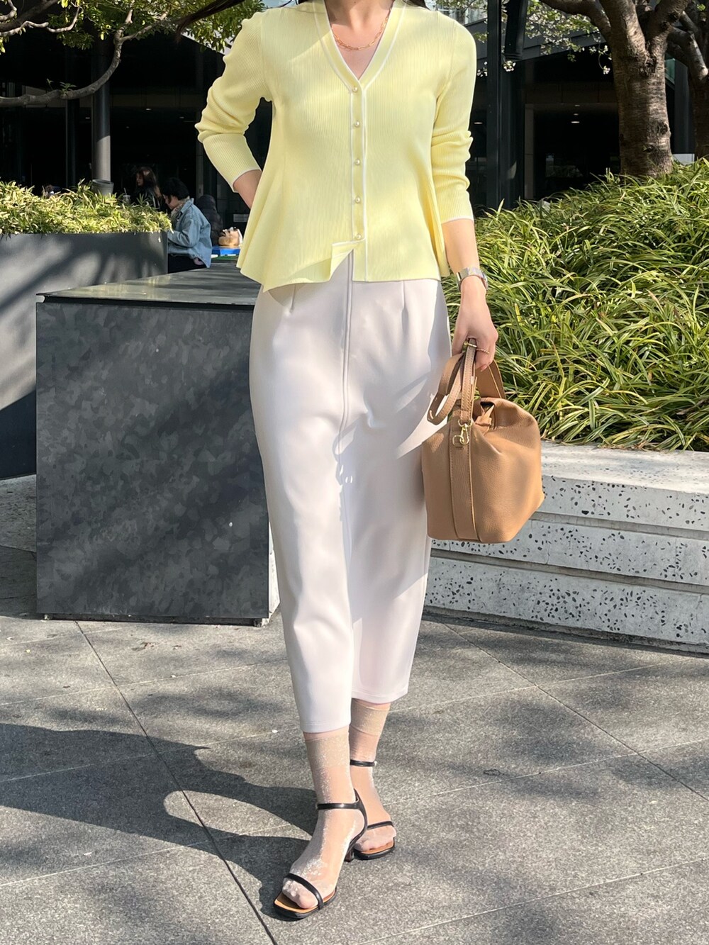 「大人カジュアル、きれいめカジュアル、キレイめ、タイトスカート、スカートスタイル、春コーデ、春夏コーデ、高身長女子、高身長コーデ、ノーリーズ、ノーリーズソフィー、オトナ女子、お出かけコーデ、ショルダーバッグ」｜「NOLLEY’S Sophiのウォッシャブルダンボール前後2WAYタイトスカート（スカート、ベージュ系）」を使った、RINAさん（レディース・169cm）の春コーディネートの2枚目の写真