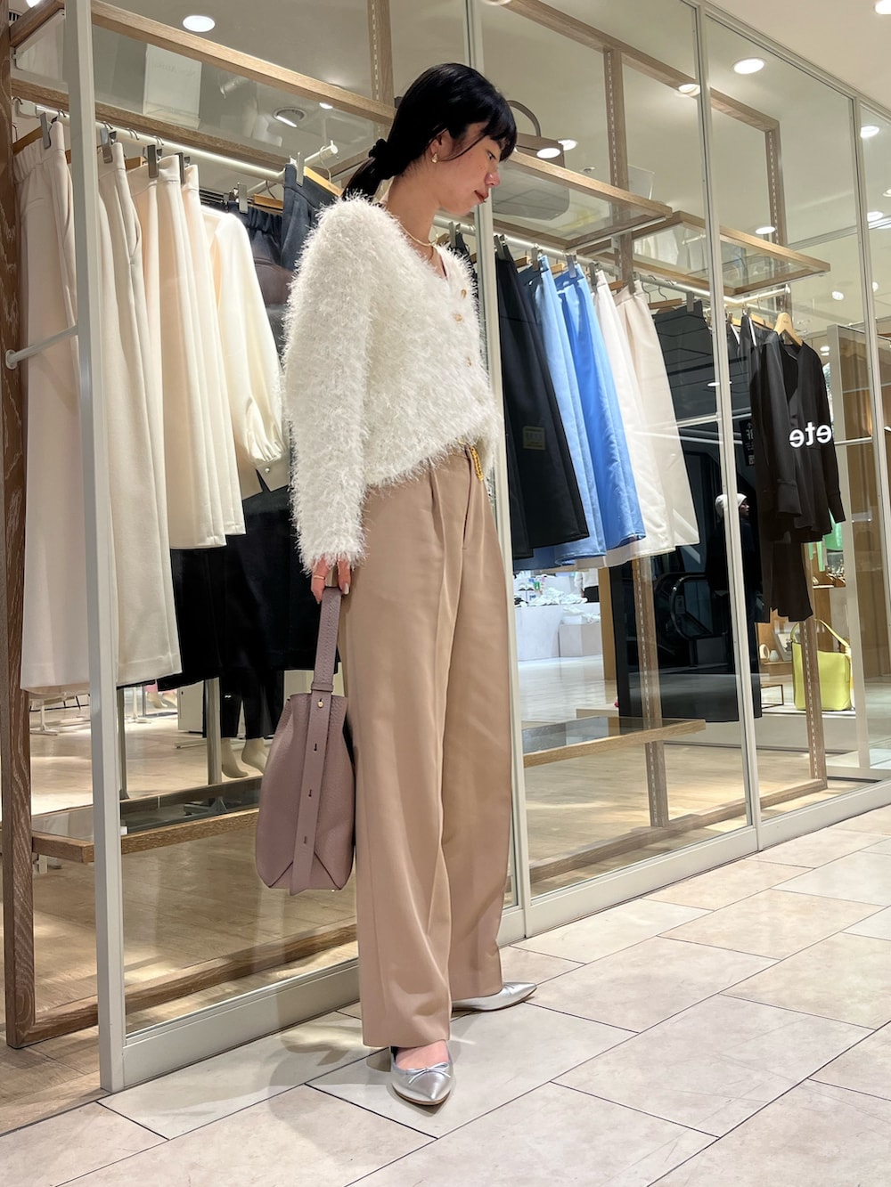 「カーディガン、ラメ、春コーデ、ワイドパンツ、パンツスタイル、ホワイト、ホワイトコーデ、きれいめカジュアル、大人ガーリー、キレイめ、カジュアル、大人カジュアル、大人コーデ、ノーリーズ、高身長女子」|「NOLLEY’Sの【grace grace/グラスグラス】ペスカフックロープチェーンネックレス(ネックレス、ゴールド系)」を使った、RINAさん(レディース・169cm)の冬コーディネートの5枚目の写真