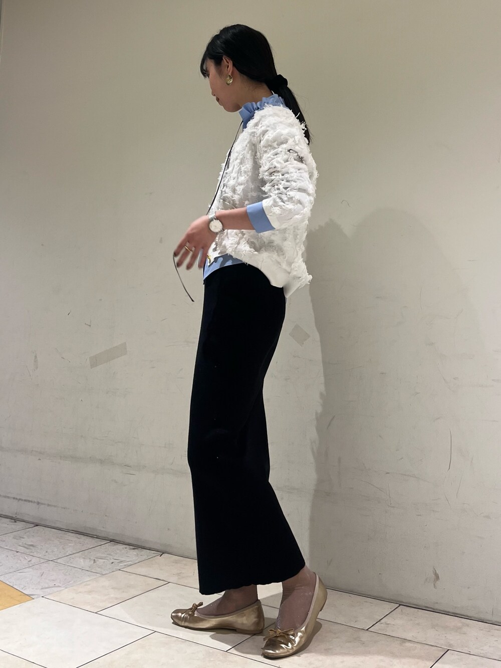 ブラック系のスカート、ブルー系のシャツ/ブラウス、ホワイト系のカーディガン/ボレロを着用したレディースの冬コーディネートの3枚目の写真