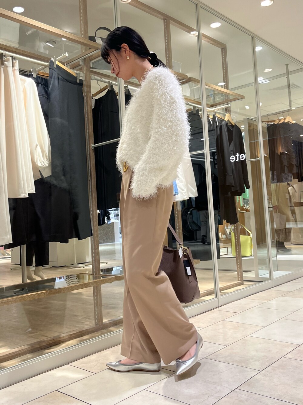 「カーディガン、ラメ、春コーデ、ワイドパンツ、パンツスタイル、ホワイト、ホワイトコーデ、きれいめカジュアル、大人ガーリー、キレイめ、カジュアル、大人カジュアル、大人コーデ、ノーリーズ、高身長女子」|「NOLLEY’Sの【grace grace/グラスグラス】ペスカフックロープチェーンネックレス(ネックレス、ゴールド系)」を使った、RINAさん(レディース・169cm)の冬コーディネートの4枚目の写真