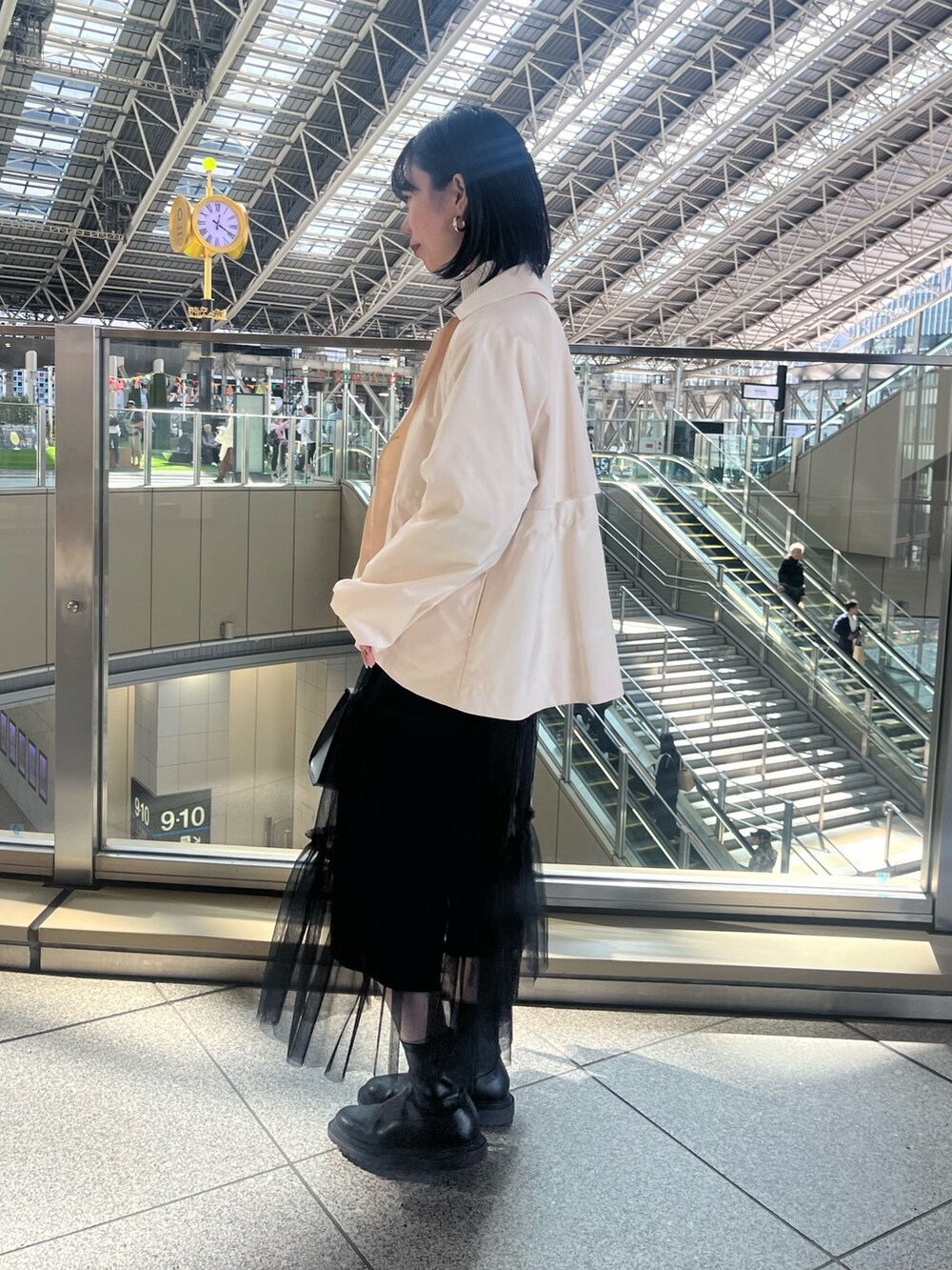 ホワイト系のブルゾン、ブルー系のニット/セーター、ブラック系のスカートを着用したレディースの秋コーディネートの2枚目の写真