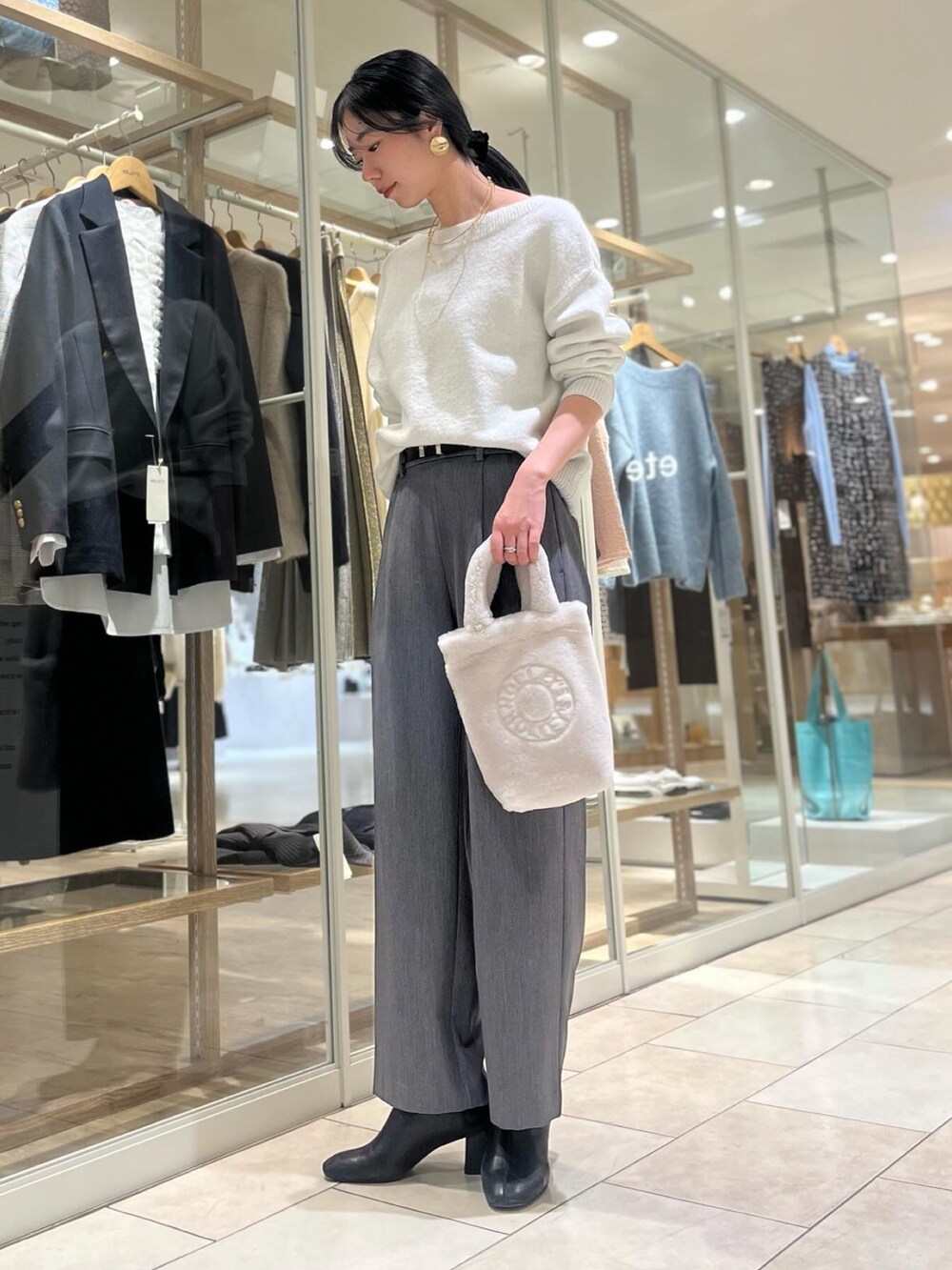 「冬コーデ、冬、シンプルスタイル、オトナ女子、クリスマスコーデ、キレイめコーデ、ブーツスタイル、大人可愛い、パンツスタイル、グレー、高身長女子、ラメニット、ノーリーズ、高身長コーデ、きれいめカジュアル」｜「NOLLEY’S Sophiのモヘヤラメスパンコール2WAYプルオーバーニット（ニット/セーター、ホワイト系）」を使った、RINAさん（レディース・169cm）の冬コーディネートの2枚目の写真