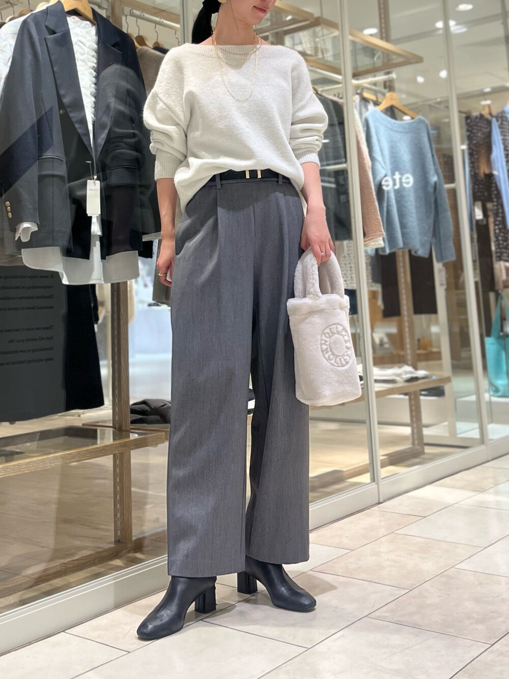 「冬コーデ、冬、シンプルスタイル、オトナ女子、クリスマスコーデ、キレイめコーデ、ブーツスタイル、大人可愛い、パンツスタイル、グレー、高身長女子、ラメニット、ノーリーズ、高身長コーデ、きれいめカジュアル」｜「NOLLEY’S Sophiのモヘヤラメスパンコール2WAYプルオーバーニット（ニット/セーター、ホワイト系）」を使った、RINAさん（レディース・169cm）の冬コーディネートの5枚目の写真