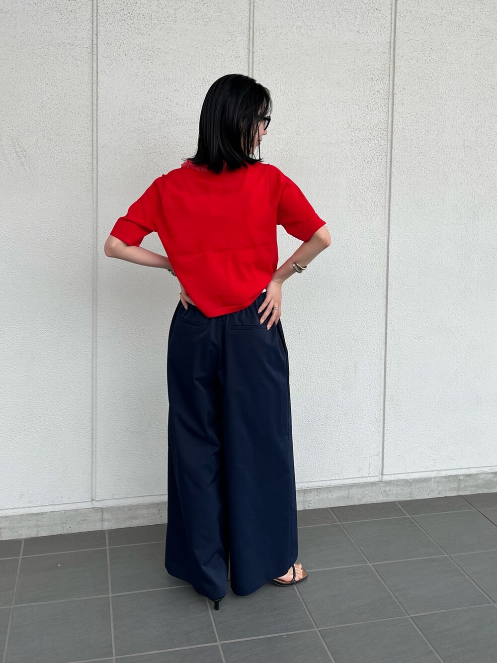 レッド系のカーディガン/ボレロ、ブルー系のその他パンツ、ホワイト系のタンクトップを着用したレディースの春コーディネートの6枚目の写真