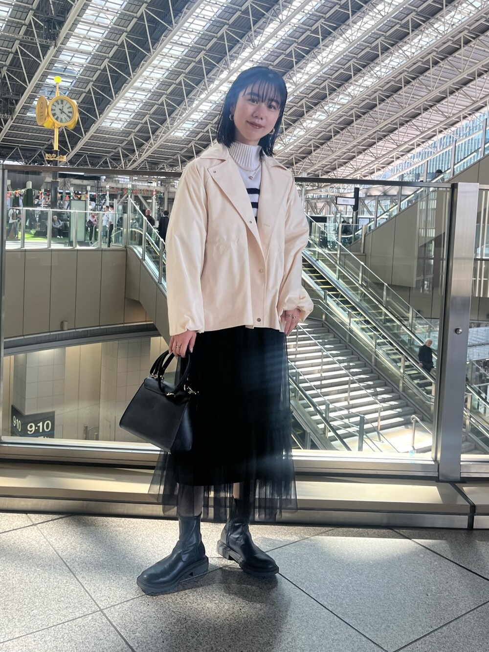 ホワイト系のブルゾン、ブルー系のニット/セーター、ブラック系のスカートを着用したレディースの秋コーディネートの5枚目の写真