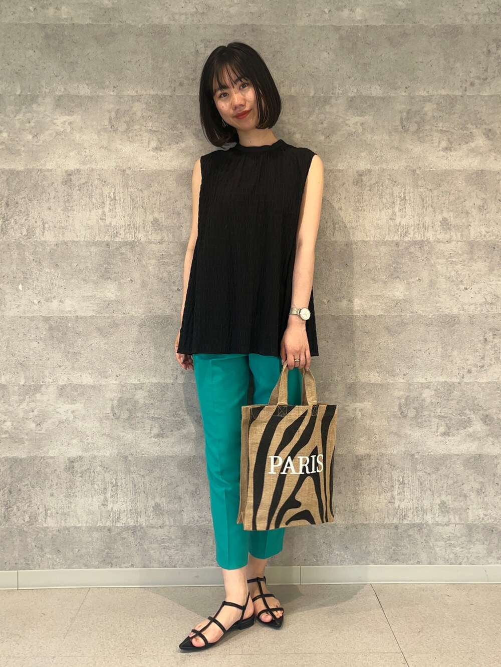 ブラック系のシャツ/ブラウス、グリーン系のその他パンツ、その他のトートバッグを着用したレディースの春コーディネートの6枚目の写真