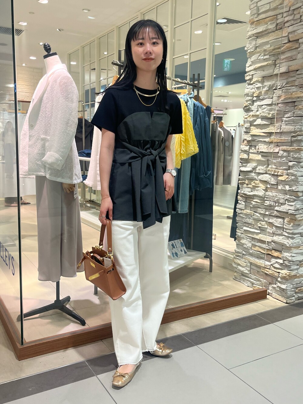 「大人、大人カジュアル、大人コーデ、大人女子、オトナカジュアル、オトナカワイイ、オトナ女子、きれいめカジュアル、キレイめ、きれいめ、キレイめカジュアル、ノーリーズ、ノーリーズソフィー」｜「NOLLEY’Sの【追加】◇【WEB先行販売】ビスチェ風コンビTシャツ（Tシャツ/カットソー、グレー系）」を使った、RINAさん（レディース・169cm）の春コーディネートの5枚目の写真