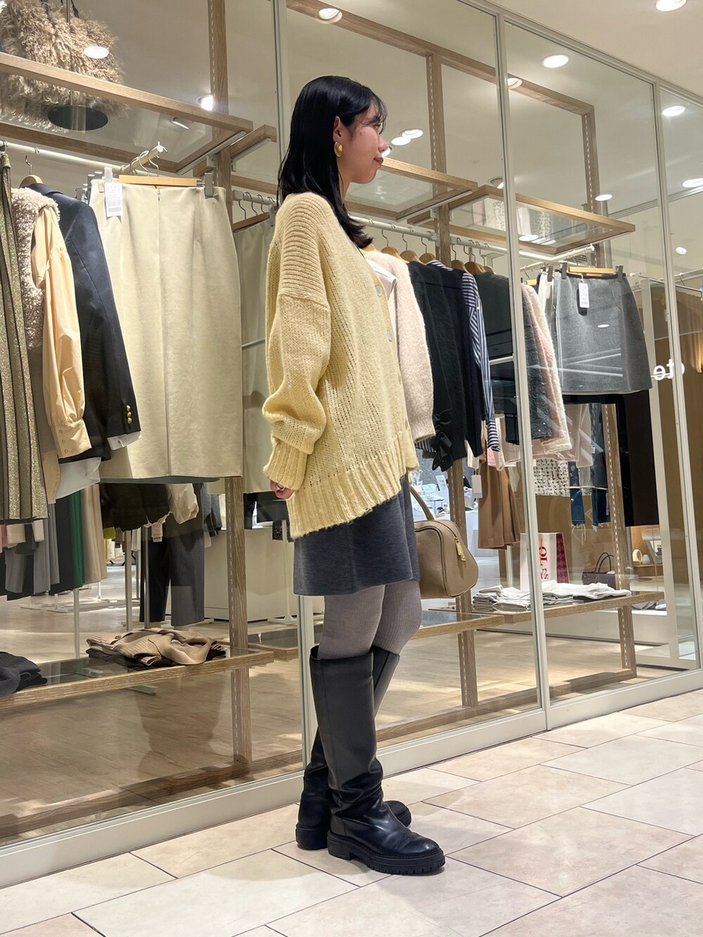 「冬コーデ、おでかけコーデ、オトナカジュアル、大人女子、ラフコーデ、着回しコーデ、カラーコーデ、イエロー、ノーリーズ、高身長女子、高身長コーデ、ミニスカート、カーディガン、カジュアルコーデ、大人カジュアル」｜「NOLLEY’Sのボストンバッグ（ショルダーバッグ、ベージュ系）」を使った、RINAさん（レディース・169cm）の冬コーディネートの3枚目の写真