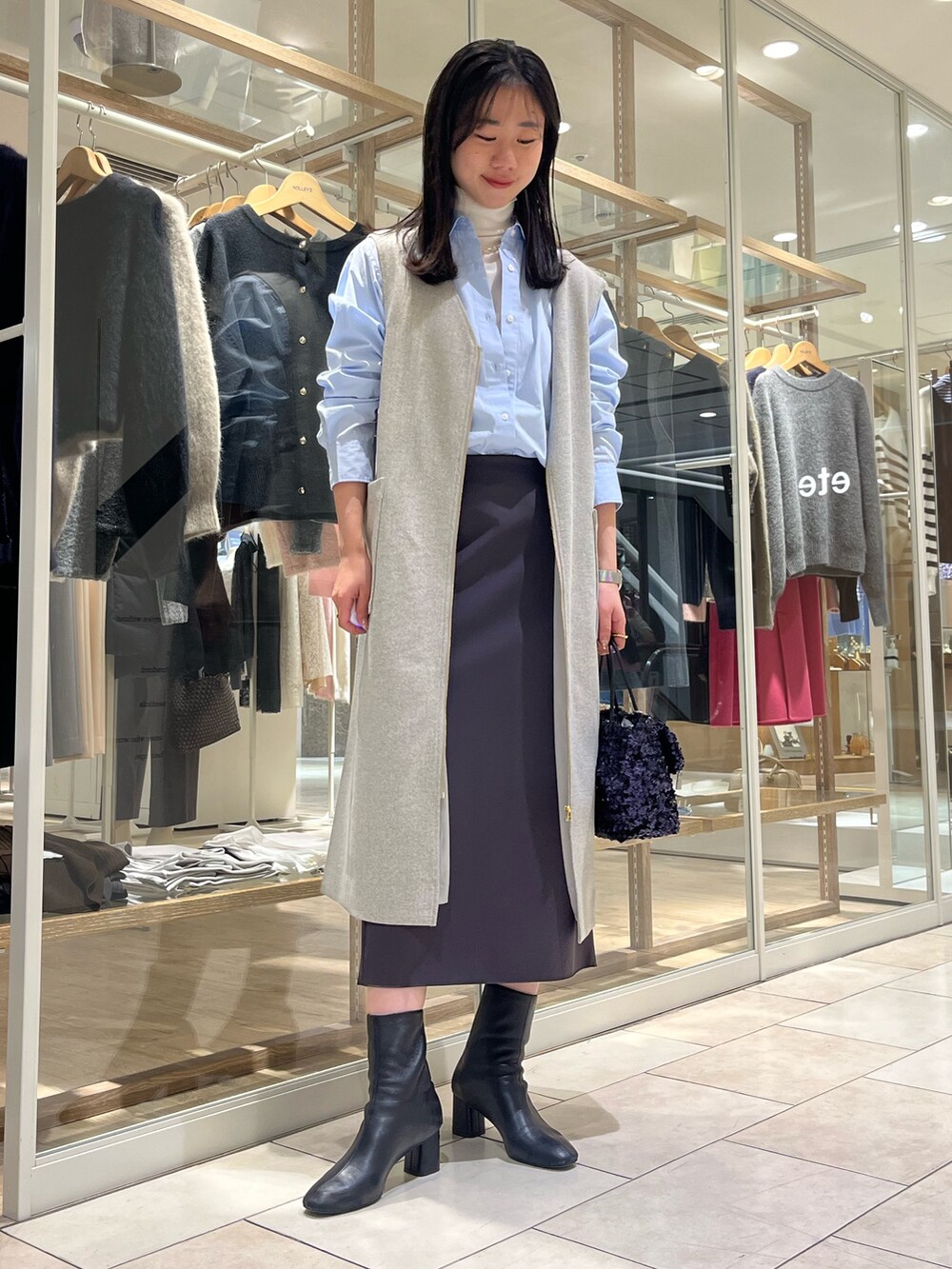 「淡色コーデ、カジュアルスタイル、おでかけコーデ、シャツスタイル、キレイめ、大人女子、お仕事コーデ、大人カジュアル、大人コーデ、きれいめカジュアル、高身長女子、高身長コーデ、レイヤードスタイル、タイトスカート、ブーツ」｜「NOLLEY’Sの《手洗い可能》エタニティハイネックプルオーバーニット（ニット/セーター、ホワイト系）」を使った、RINAさん（レディース・169cm）の冬コーディネートの5枚目の写真