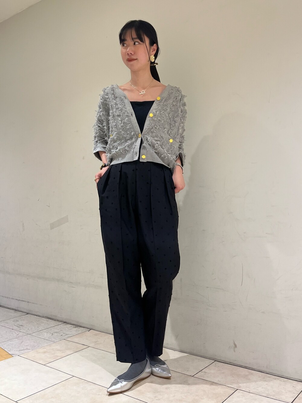 ブラック系のその他パンツ、グレー系のカーディガン/ボレロ、シルバー系のネックレスを着用したレディースの春コーディネートの5枚目の写真
