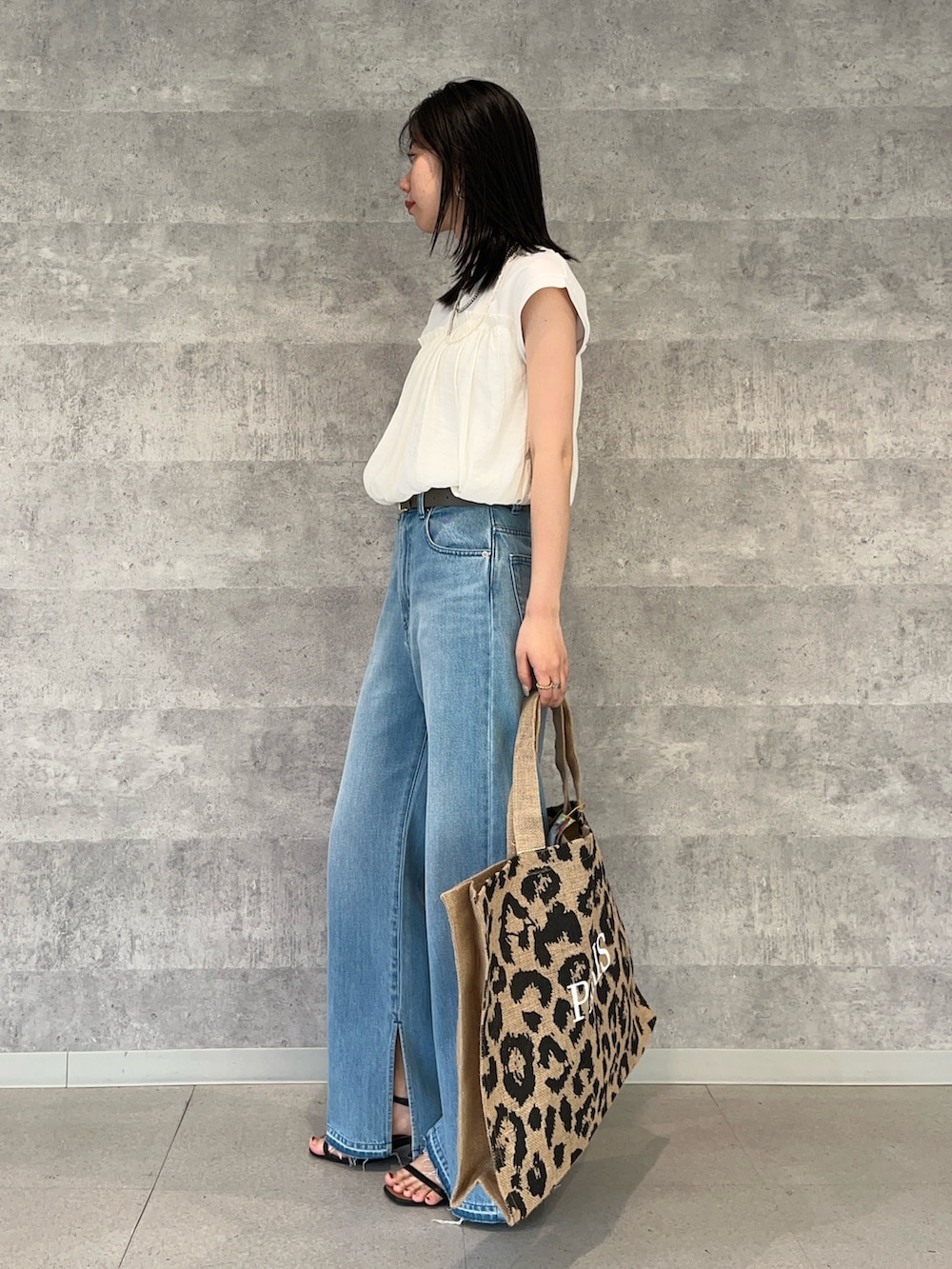 ホワイト系のTシャツ/カットソー、その他のトートバッグ、ブルー系のデニムパンツを着用したレディースの夏コーディネートの3枚目の写真