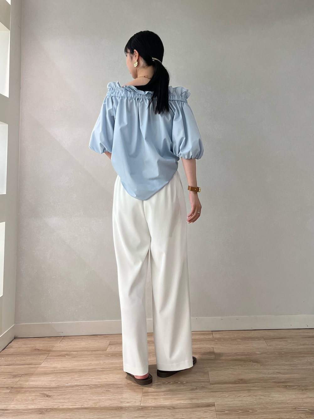 「夏コーデ、大人カジュアルコーデ、大人コーデ、夏服、カジュアルスタイル、デイリーカジュアル、淡色コーデ、ブラウスコーデ、高身長女子、高身長コーデ、大人かわいい、オフショル、オフショルブラウス」｜「NOLLEY’S Sophiのタフタオフショル2WAYブラウス（シャツ/ブラウス、ブルー系）」を使った、RINAさん（レディース・169cm）の夏コーディネートの4枚目の写真
