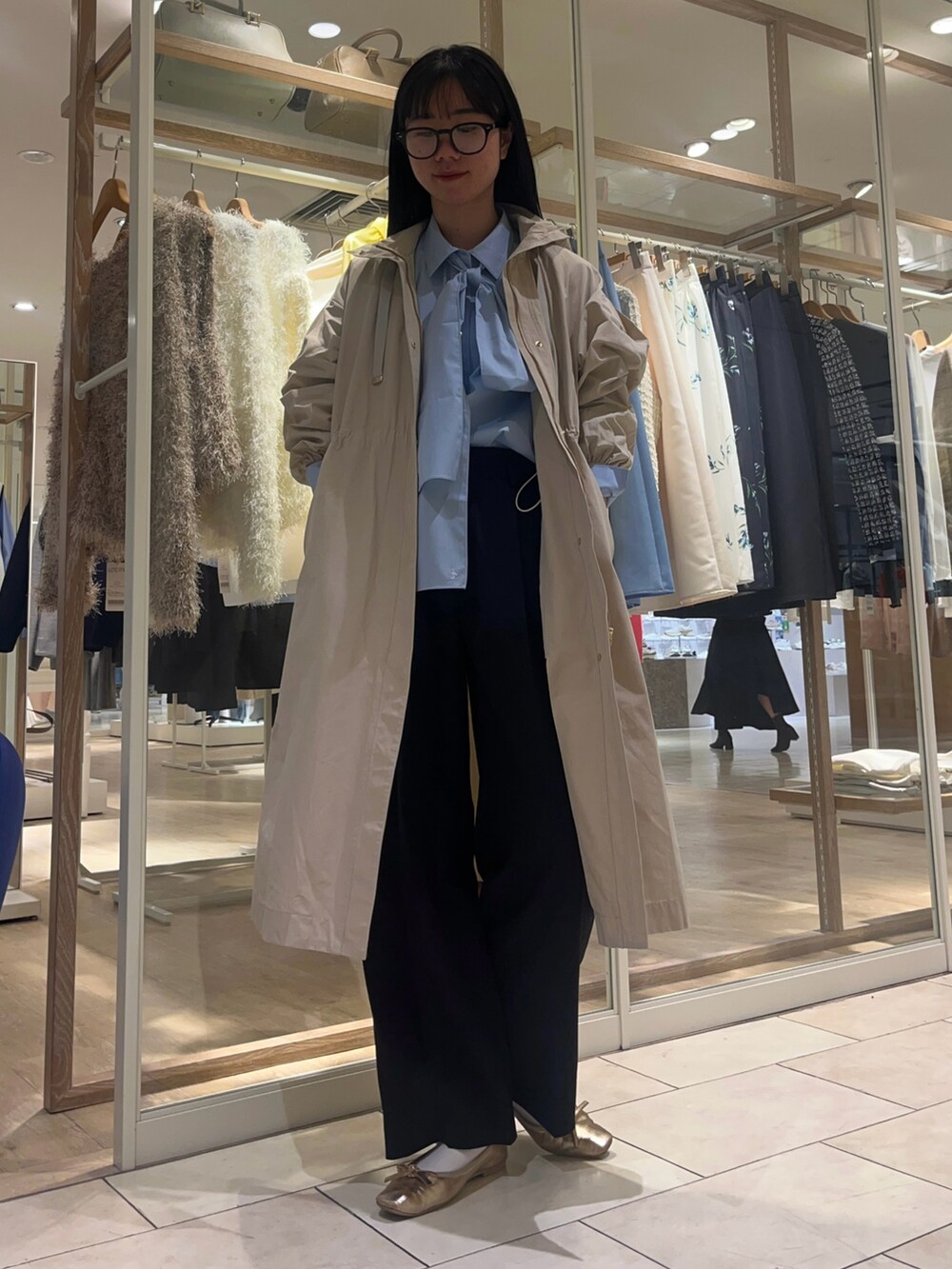 「春アウター、春コーデ、スプリングコート、ボウタイブラウス、オトナカジュアル、オトナ女子、大人カジュアル、大人コーデ、大人女子、きれいめカジュアル、キレイめ、カジュアルコーデ、カジュアル、ノーリーズ、高身長コーデ」｜「NOLLEY’Sのウォッシャブルクリスピーカルゼワイドパンツ（その他パンツ、ブラック系）」を使った、RINAさん（レディース・169cm）の冬コーディネートの2枚目の写真