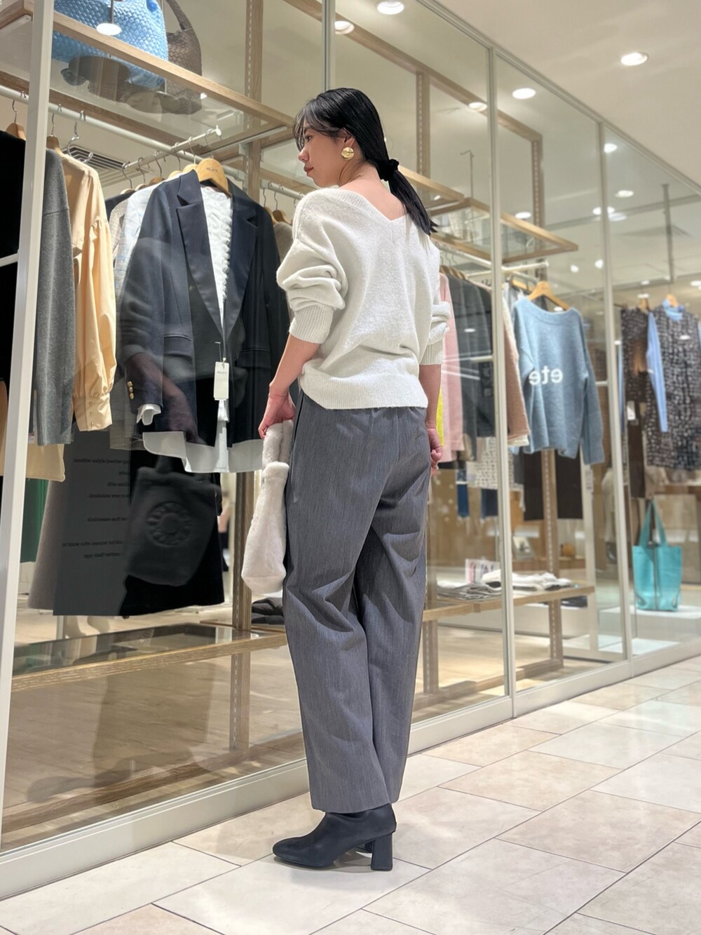 「冬コーデ、冬、シンプルスタイル、オトナ女子、クリスマスコーデ、キレイめコーデ、ブーツスタイル、大人可愛い、パンツスタイル、グレー、高身長女子、ラメニット、ノーリーズ、高身長コーデ、きれいめカジュアル」｜「NOLLEY’S Sophiのモヘヤラメスパンコール2WAYプルオーバーニット（ニット/セーター、ホワイト系）」を使った、RINAさん（レディース・169cm）の冬コーディネートの4枚目の写真