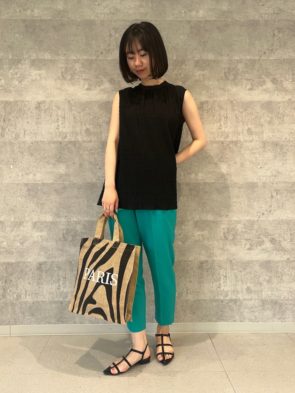 ブラック系のシャツ/ブラウス、グリーン系のその他パンツ、その他のトートバッグを着用したレディースの春コーディネートの7枚目の写真