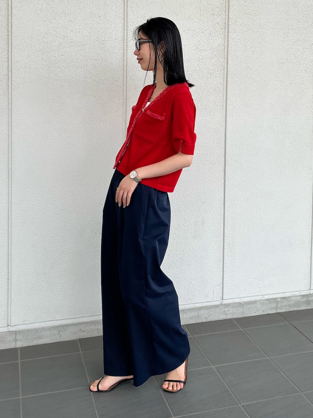 レッド系のカーディガン/ボレロ、ブルー系のその他パンツ、ホワイト系のタンクトップを着用したレディースの春コーディネートの4枚目の写真