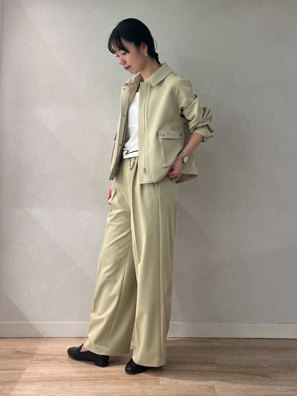 「大人カジュアル、大人コーデ、大人女子、きれいめカジュアル、折り返しパンツ、パンツスタイル、パンツコーデ、ベージュ、ブルゾン、春アウター、ノーリーズ、ノーリーズソフィー、高身長女子、高身長コーデ、ワントーンコーデ」｜「NOLLEY’S Sophiのウォッシャブル折り返しチノワイドパンツ（その他パンツ、ベージュ系）」を使った、RINAさん（レディース・169cm）の春コーディネートの5枚目の写真