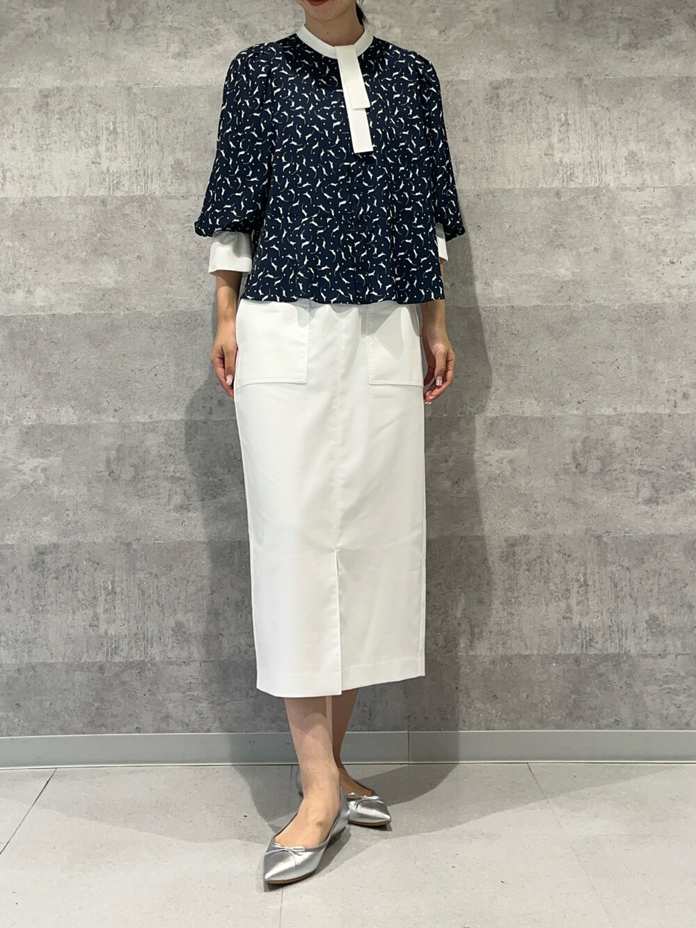 ホワイト系のスカート、ブルー系のシャツ/ブラウスを着用したレディースの秋コーディネートの7枚目の写真