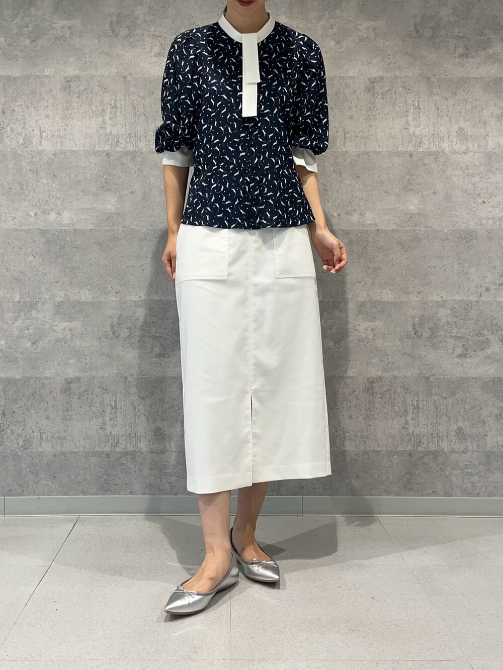 ホワイト系のスカート、ブルー系のシャツ/ブラウスを着用したレディースの秋コーディネートの2枚目の写真