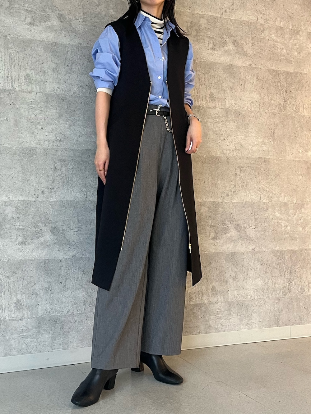 ホワイト系のニット/セーター、ブルー系のシャツ/ブラウス、グレー系のその他パンツを着用したレディースの秋コーディネートの2枚目の写真