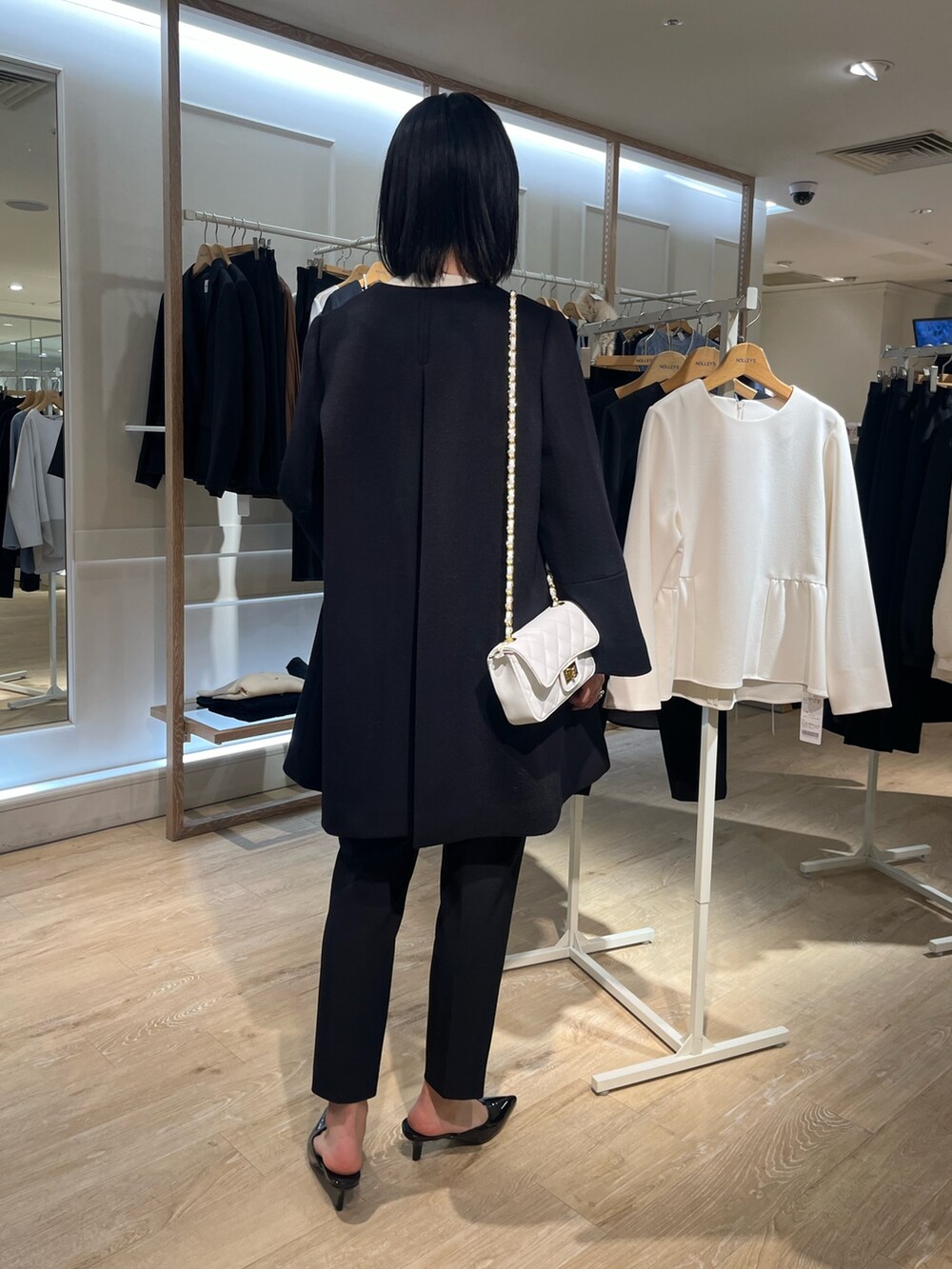 「セレモニー、オケージョン、ハレの日、セットアップ、入学式、卒業式、ママコーデ、キレイめ、大人コーデ、ネイビー、スーツスタイル、きれいめカジュアル、ノーリーズ、高身長女子、おでかけコーデ」｜「NOLLEY’Sのカシミヤ混ノーカラーチェンジ釦コート（その他アウター、ブルー系）」を使った、RINAさん（レディース・167cm）の冬コーディネートの5枚目の写真