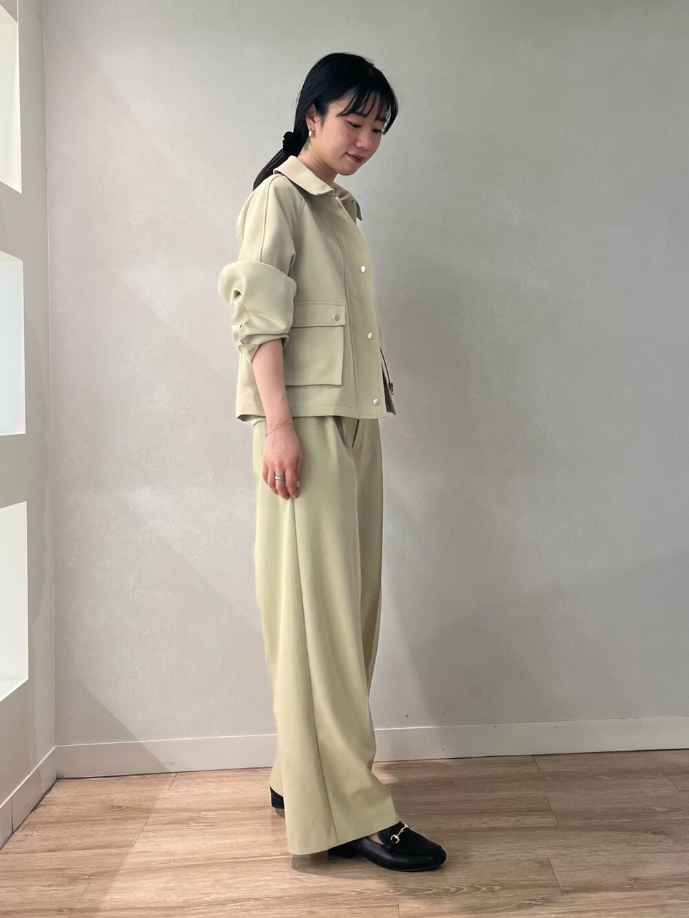 「大人カジュアル、大人コーデ、大人女子、きれいめカジュアル、折り返しパンツ、パンツスタイル、パンツコーデ、ベージュ、ブルゾン、春アウター、ノーリーズ、ノーリーズソフィー、高身長女子、高身長コーデ、ワントーンコーデ」｜「NOLLEY’S Sophiのウォッシャブル折り返しチノワイドパンツ（その他パンツ、ベージュ系）」を使った、RINAさん（レディース・169cm）の春コーディネートの3枚目の写真