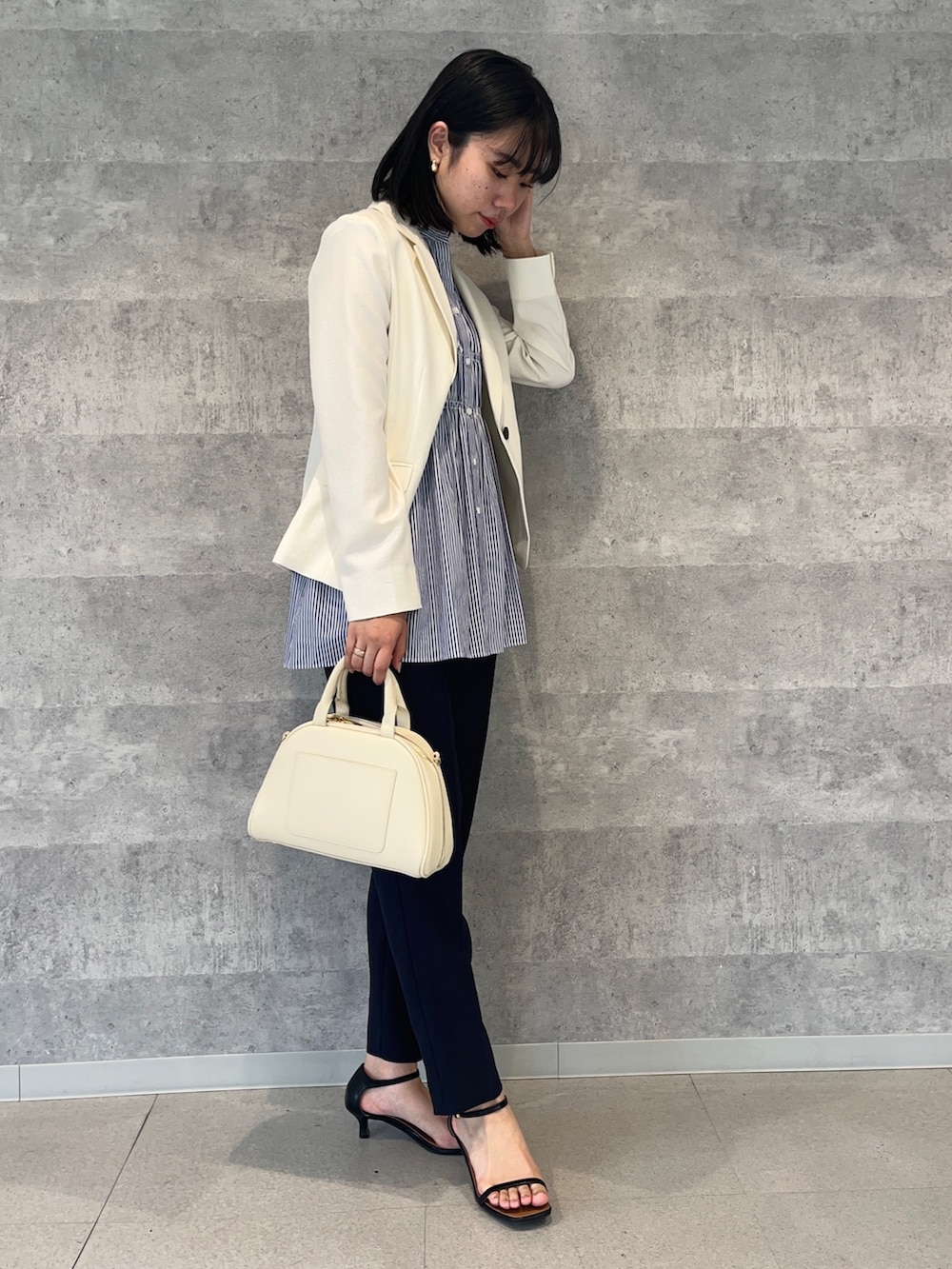 ホワイト系のテーラードジャケット、ブルー系のその他パンツ、ブルー系のシャツ/ブラウスを着用したレディースの夏コーディネートの4枚目の写真