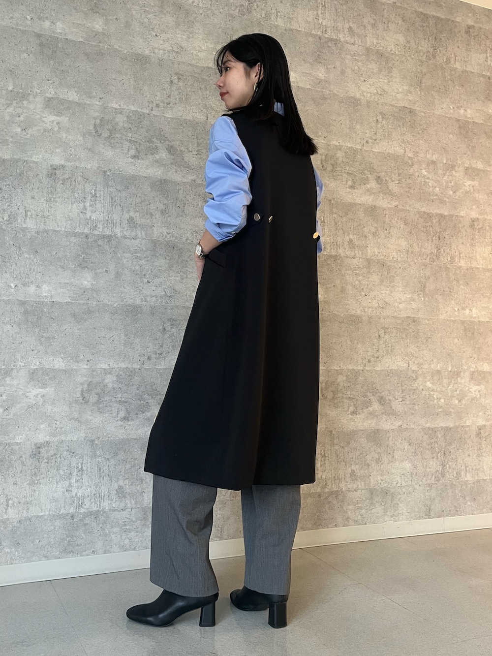 ホワイト系のニット/セーター、ブルー系のシャツ/ブラウス、グレー系のその他パンツを着用したレディースの秋コーディネートの4枚目の写真