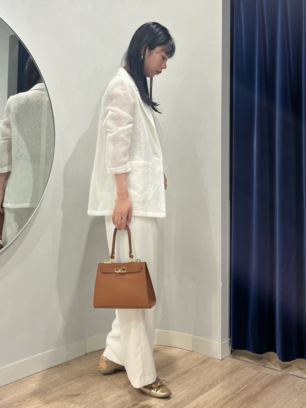 ホワイト系のその他パンツ、イエロー系のショルダーバッグ、ホワイト系のテーラードジャケットを着用したレディースの春コーディネートの5枚目の写真