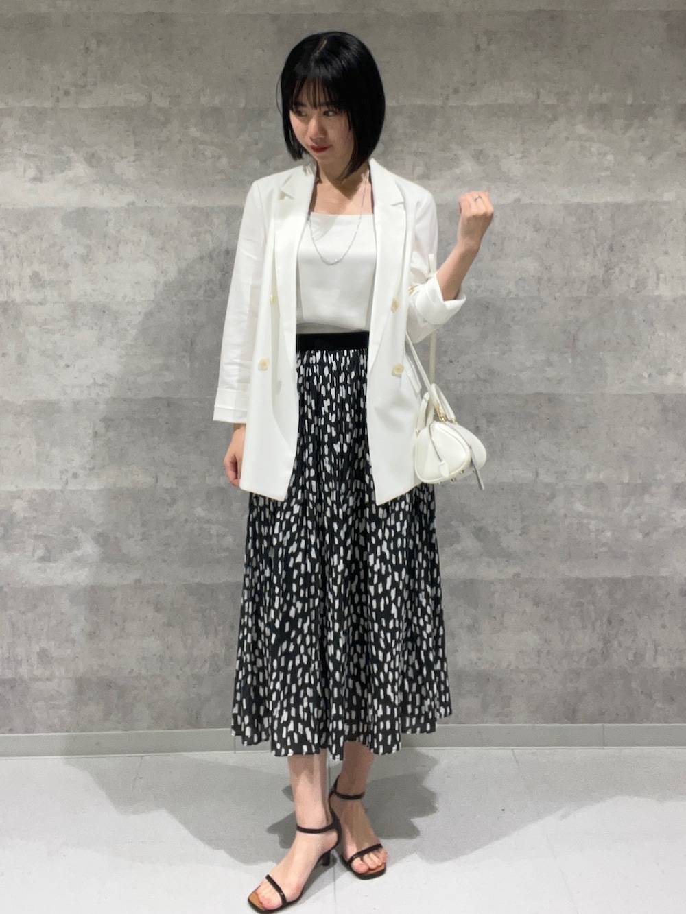 「大人カジュアル、春夏コーデ、今日のコーデ、休日スタイル、春服コーデ、キレイめ、大人かわいい、高身長女子、ホワイトコーデ、ママコーデ、オフィスカジュアル、黒髪、黒髪ボブ、167センチコーデ、キャミソール」｜「NOLLEY’Sのラメゴム割繊プリーツスカート（スカート、ブラック系）」を使った、RINAさん（レディース・167cm）の春コーディネートの2枚目の写真
