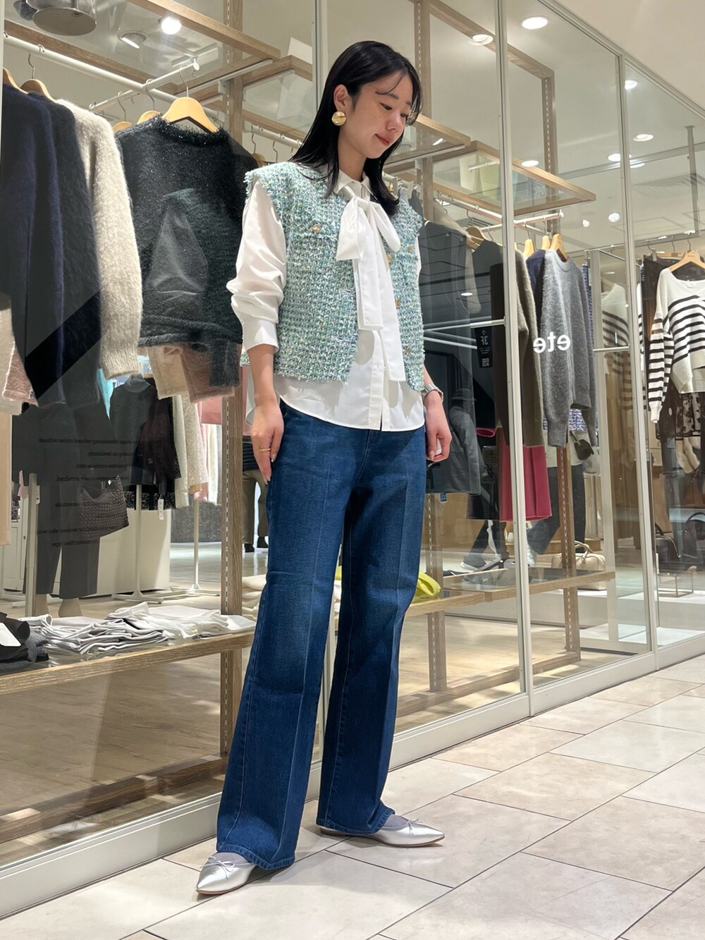 「冬コーデ、パンツスタイル、ツイード、ジレ、オトナカジュアル、きれいめカジュアル、オトナ女子、大人女子、パンツコーデ、デニム、ボウタイブラウス、レイヤードスタイル、高身長女子、高身長コーデ、セットアップ」｜「NOLLEY’Sの《セットアップ対応》カラーツイードショートジレ（ベスト、グリーン系）」を使った、RINAさん（レディース・169cm）の冬コーディネートの5枚目の写真