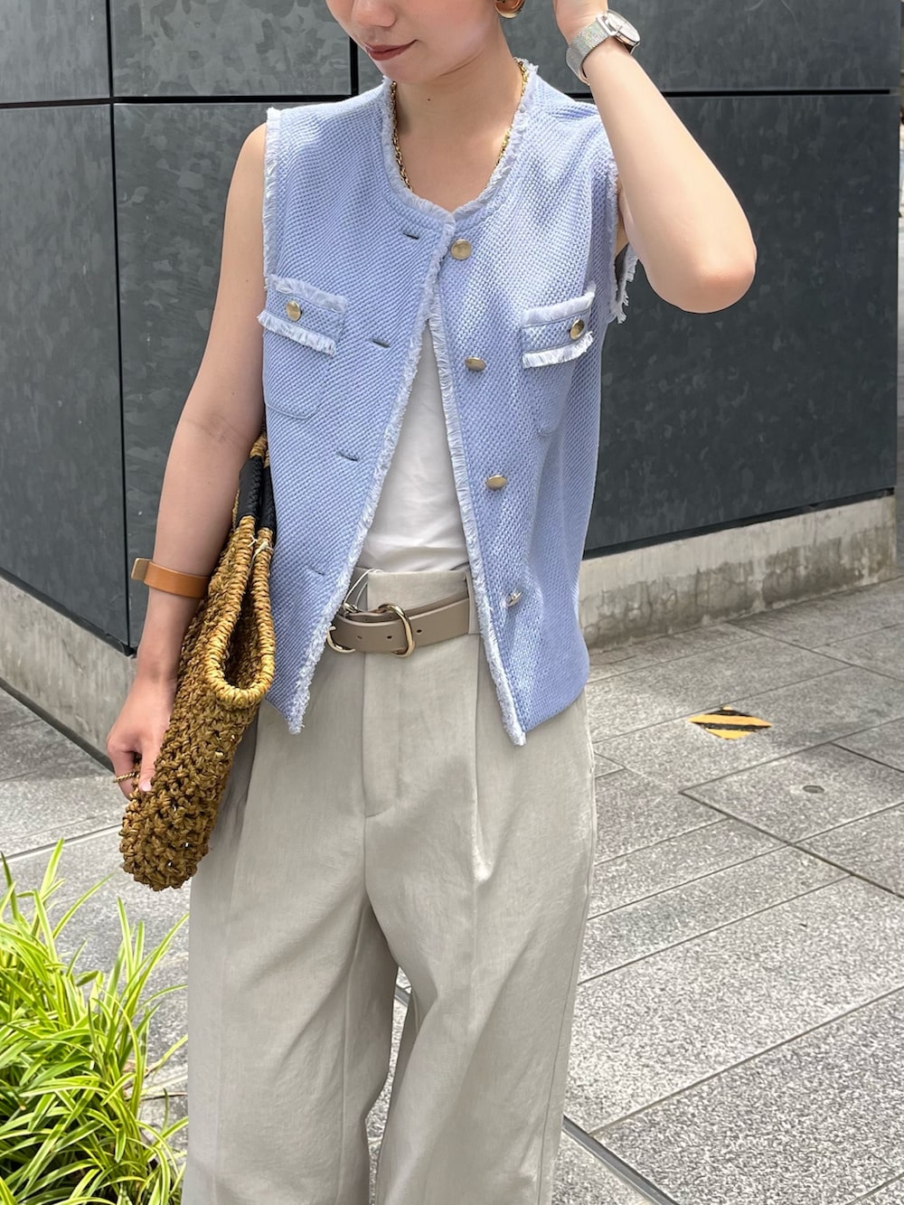 「ベスト、ベストコーデ、大人カジュアル、大人コーデ、大人女子、大人かわいい、きれいめカジュアル、キレイめ、カジュアルコーデ、カジュアル、夏、夏コーデ、ノーリーズ、ノーリーズソフィー」｜「NICOLAS LAINASの【NICOLAS LAINAS/ニコラス ライナス】 メタリックフィンガーフックサンダル【NOLLEY'S mgr. 松葉☆別注アイテム】（サンダル、ブラウン系）」を使った、RINAさん（レディース・169cm）の夏コーディネートの6枚目の写真